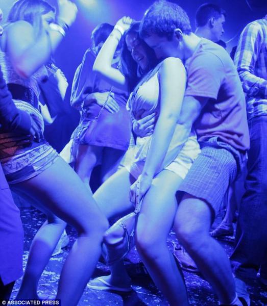 Секс вечеринка в ночном клубе в самом разгаре