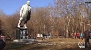 OLTRE CENTO STATUTE DI LENIN DISTRUTTE IN UCRAINA