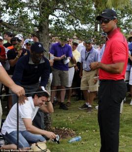 IL LANCIO DI TIGER WOODS SPACCA LA TESTA AL TURISTA