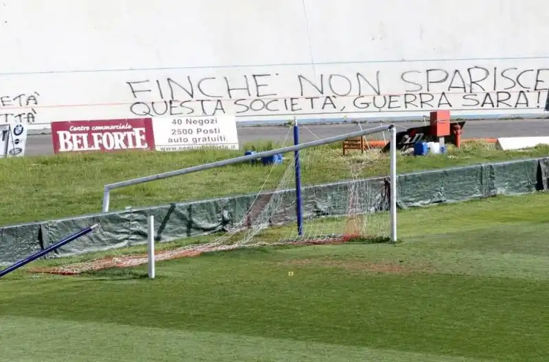 GLI ULTRAS DEVASTANO LO STADIO DEL VARESE