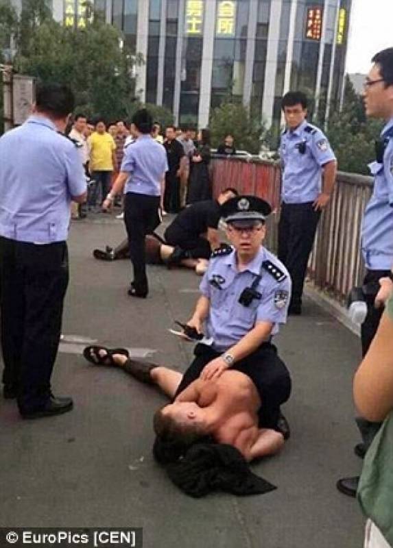Полицейские в участке ебут проституток