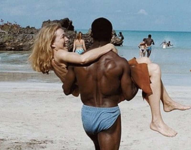 Американка после отдыха на пляже развлекается со своим мужем - порно фото