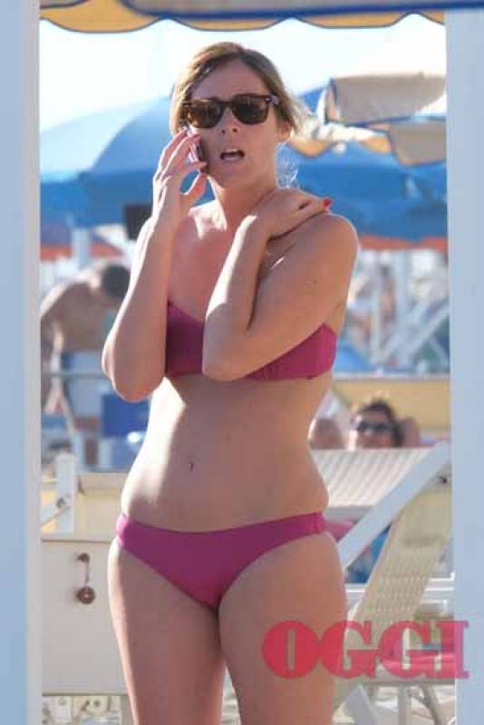 Maria Elena Boschi Bikini Rosa In Spiaggia A Marina Di Pietrasanta Ma Non Riesce A Staccarsi