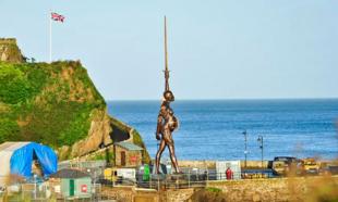 L OPERA DI DAMIEN HIRST A ILFRACOMBE IN DEVON