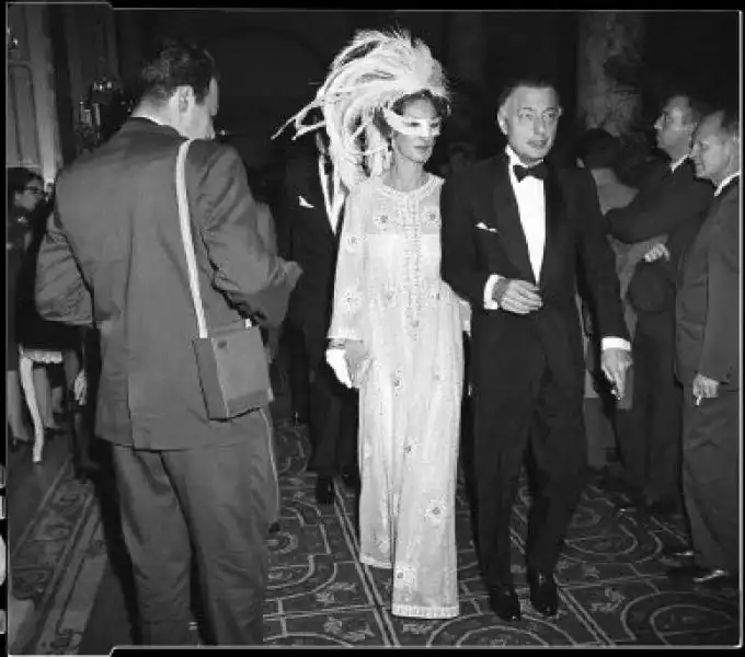 GIANNI AGNELLI CON LA MOGLIE A NEW YORK AL BLACK AND WHITE BALL ORGANIZZATO DA TRUMAN CAPOTE AL PLAZA 