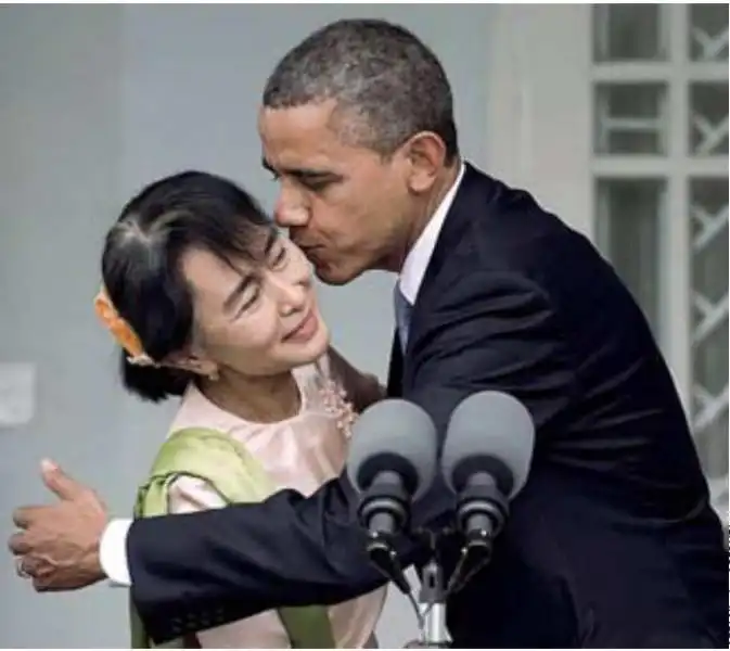 LABBRACCIO TRA OBAMA E AUNG SUU KYI 