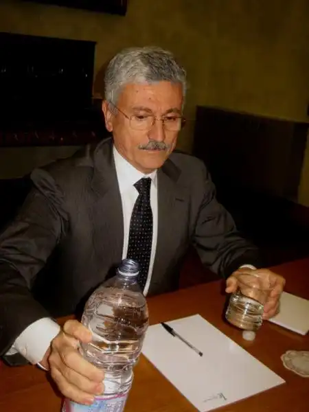 UN PO D ACQUA PER MASSIMO D ALEMA FOTO ANDREA ARRIGA 