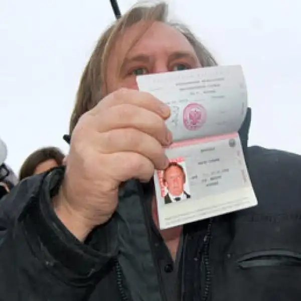 depardieu con il passaporto russo