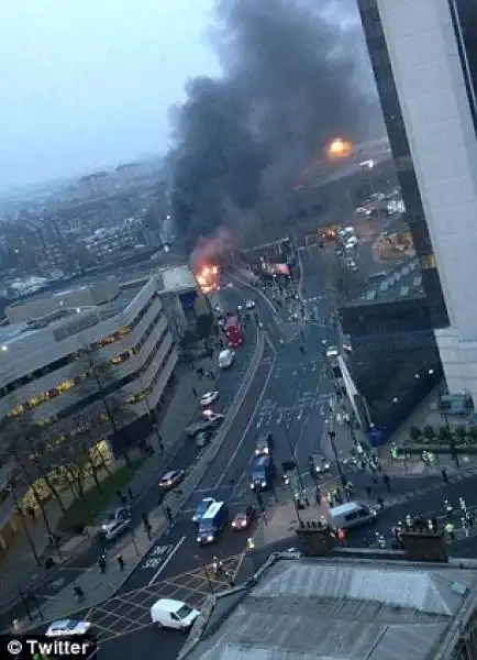 UN ELICOTTERO E CADUTO VICINO ALLA STAZIONE FERROVIARIA NEL CENTRO DI LONDRA 