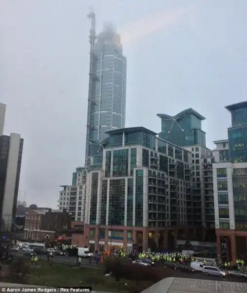 UN ELICOTTERO E CADUTO VICINO ALLA STAZIONE FERROVIARIA NEL CENTRO DI LONDRA 