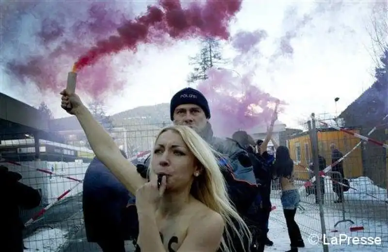 FEMEN A DAVOS