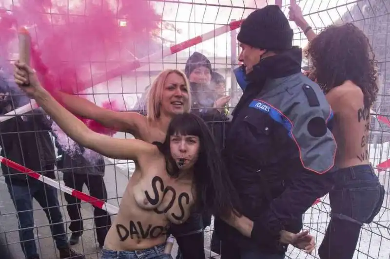 FEMEN A DAVOS