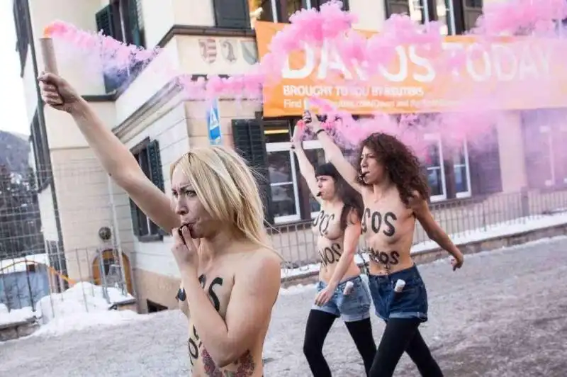 FEMEN A DAVOS