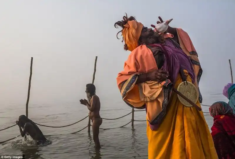 FESTIVAL KUMBH MELA NEL GANGE 