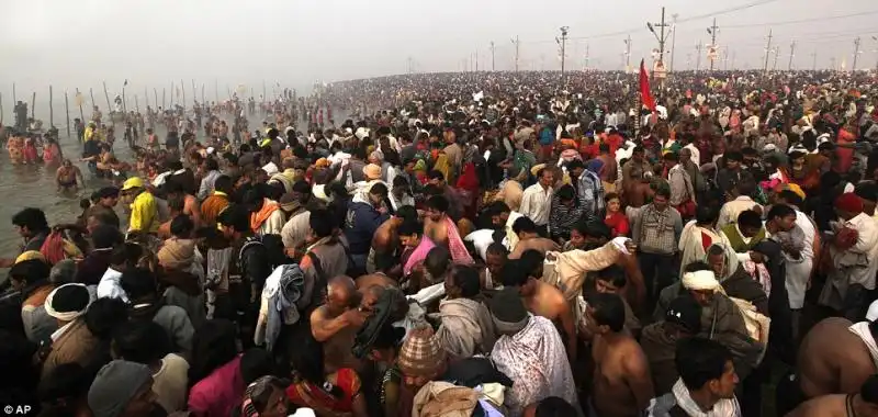 FESTIVAL KUMBH MELA NEL GANGE 