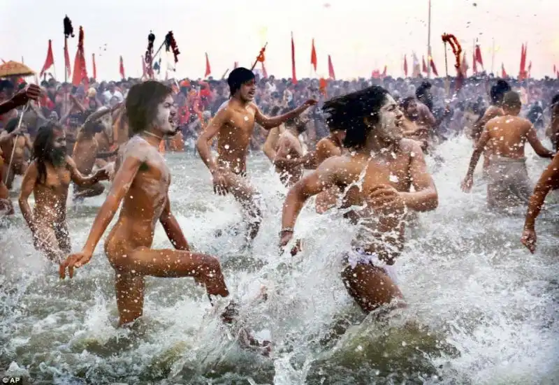 FESTIVAL KUMBH MELA NEL GANGE 