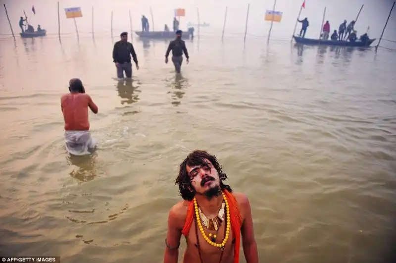 FESTIVAL KUMBH MELA NEL GANGE 