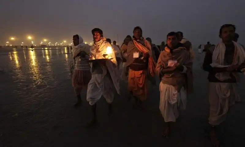 FESTIVAL KUMBH MELA NEL GANGE 