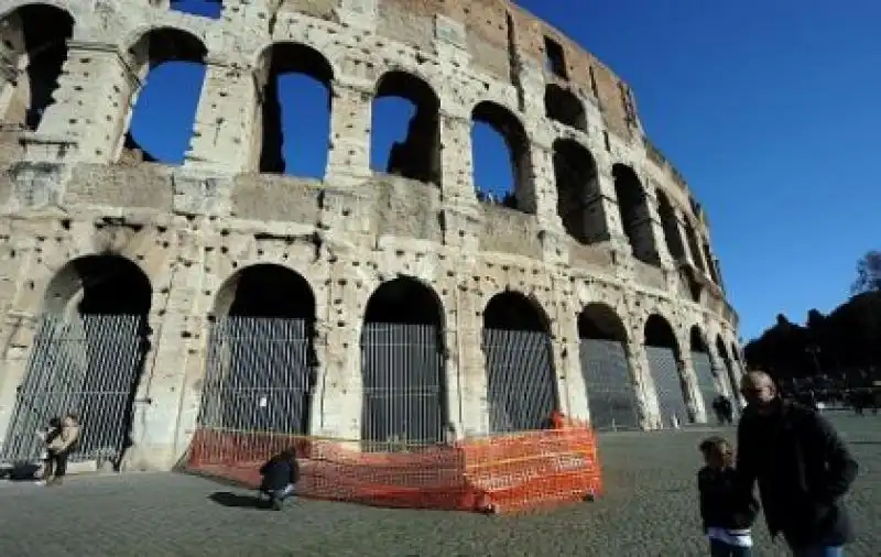 FRAMMENTI DI TRAVERTINO CADONO DAL COLOSSEO 