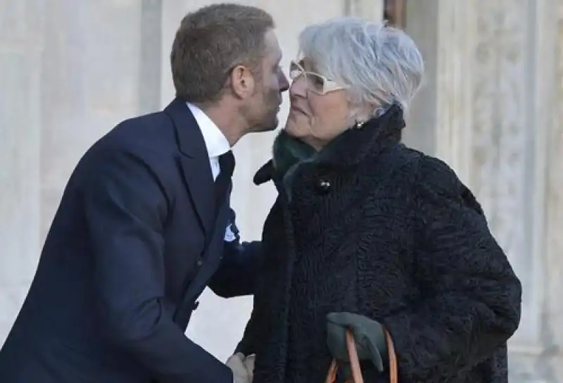 LAPO ELKANN BACIA MARIELLA SCIREA VEDOVA DI GAETANO FOTO LAPRESSE 