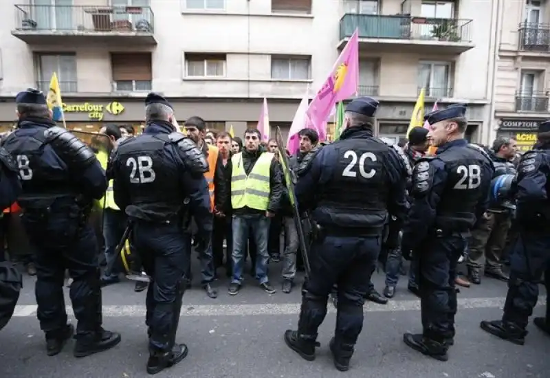 MANIFESTAZIONE DI UN GRUPPO DI CURDI A PARIGI jpeg