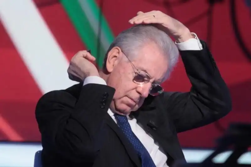 MARIO MONTI CON IL SUO PETTINE