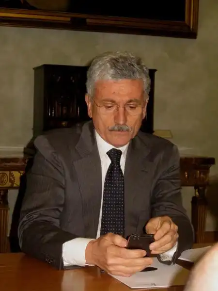 MASSIMO D ALEMA AL CELLULARE FOTO ANDREA ARRIGA 