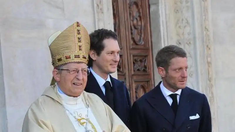 MONSIGNOR NOSIGLIA CON JOHN E LAPO ELKANN FOTO LA STAMPA 