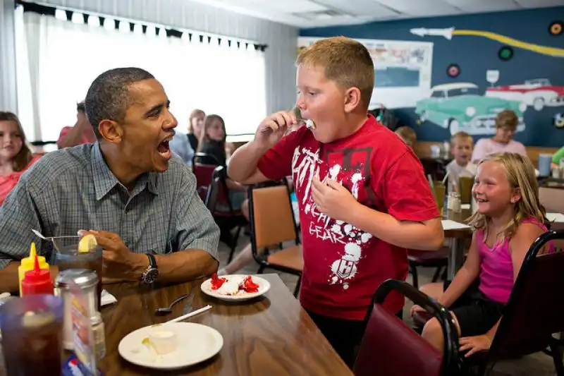 OBAMA GIOCA CON UN BIMBO IN PAUSA PRANZO 