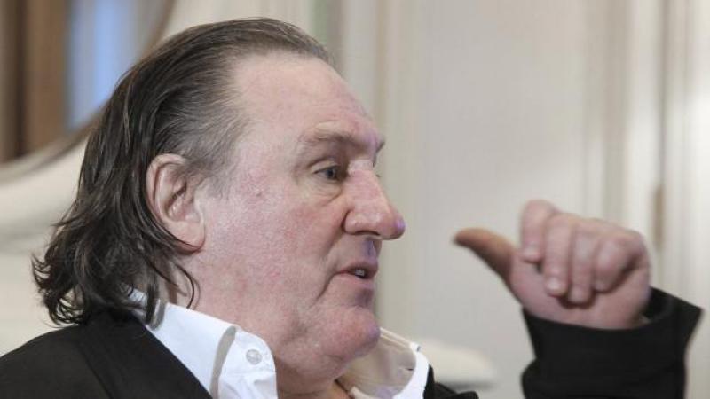 PUTIN CONSEGNA IL PASSAPORTO A DEPARDIEU