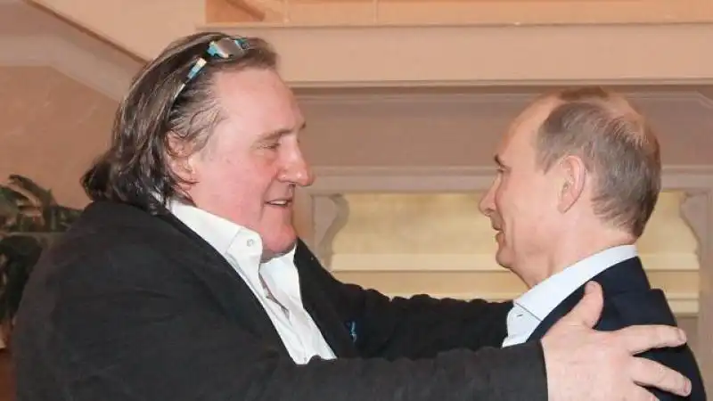 PUTIN CONSEGNA IL PASSAPORTO A DEPARDIEU