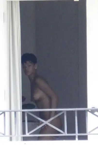 RIHANNA NUDA