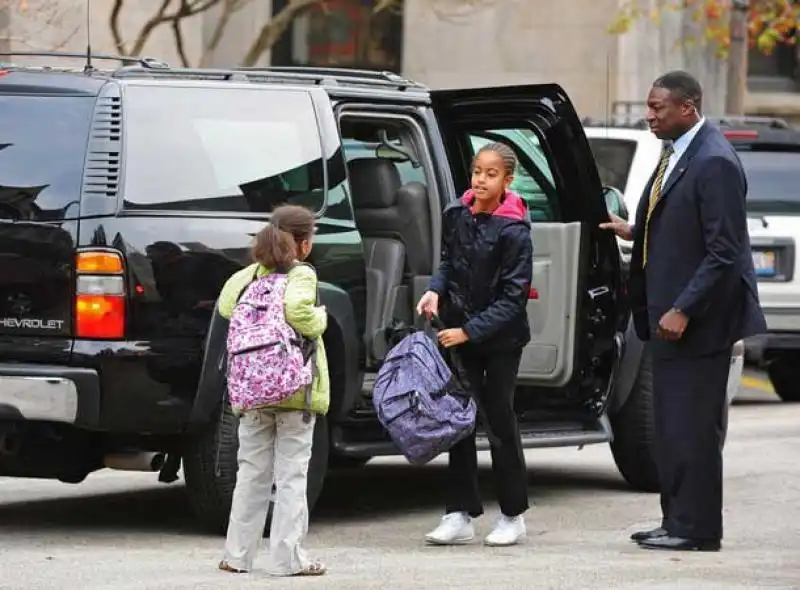 SASHA E MALIA OBAMA ARRIVANO A SCUOLA SCORTATE DAL SECRET SERVICE