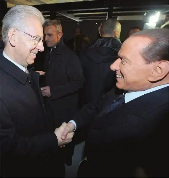 STRETTA DI MANO TRA MONTI E BERLUSCONI 