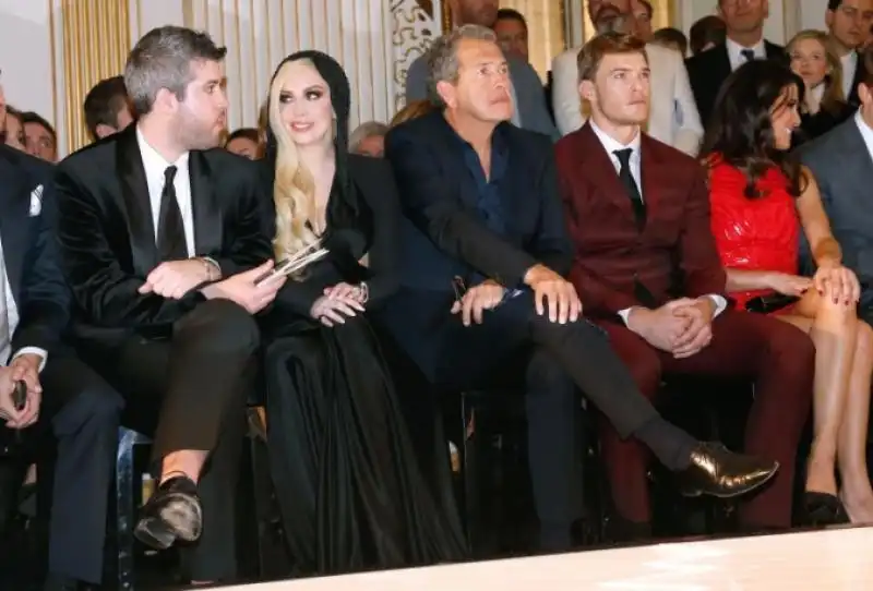 Lady Gaga Mario Testino Alan Ritchson e Karine Ferri da Atelier Versace main image object 