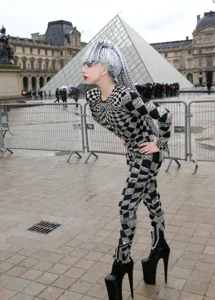 lady gaga al louvre 