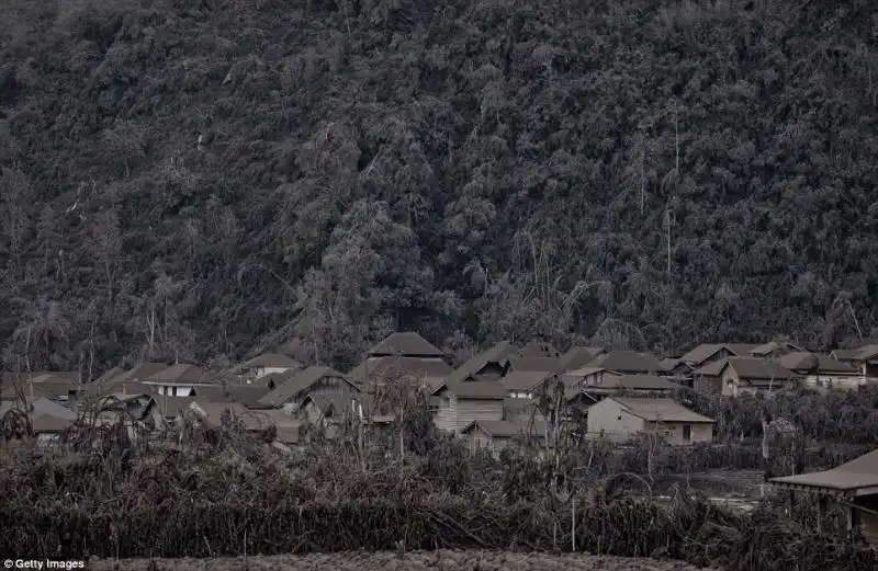 Alle pendici del pericoloso Monte Sinabung 