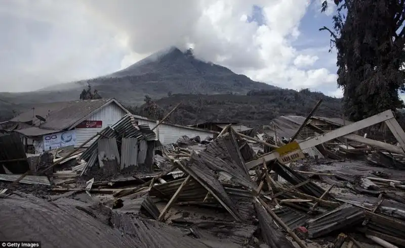 Almeno undici persone sono morte al risveglio del Sinabung 