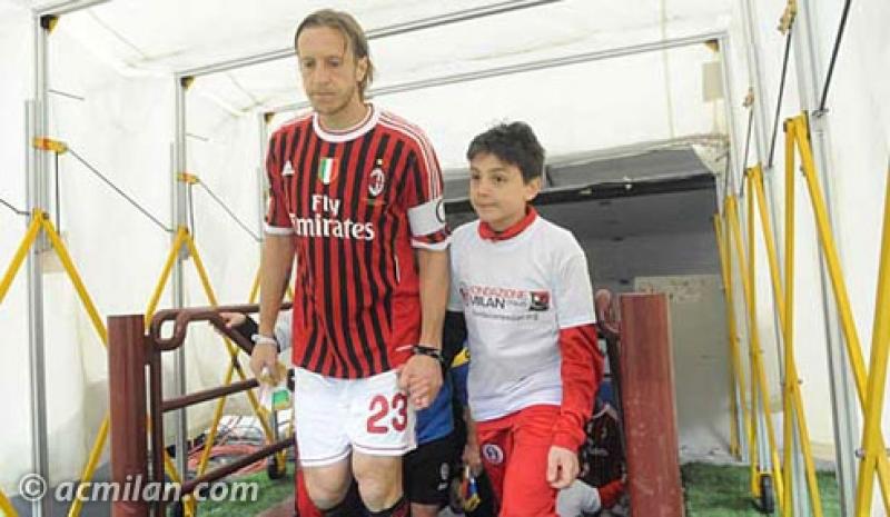 ambrosini con mascotte del milan