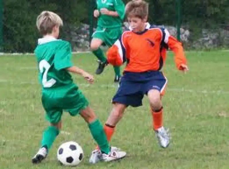 BAMBINI GIOCANO A CALCIO 