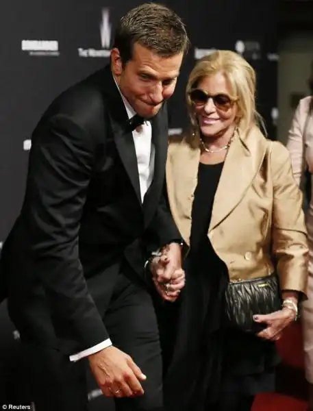 BRADLEY COOPER AI GOLDEN GLOBES CON LA MADRE 