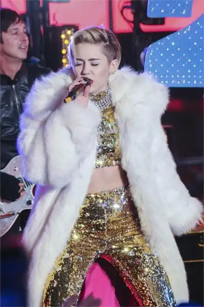 CAPODANNO DELLE STAR Miley Cyrus in concerto a Times Square New York 