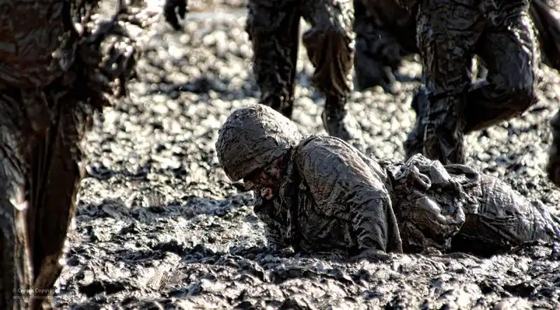 La corsa nel fango fa parte dell training per diventare Marine 