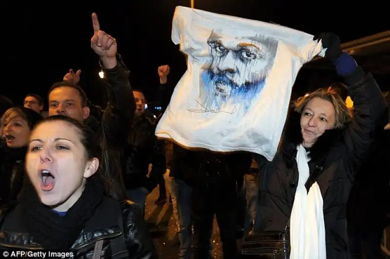 I FAN DI DIEUDONNE PROTESTANO FUORI DAL TEATRO DI NANTES 