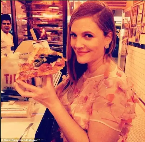 DREW BARRYMORE SE MAGNA NA PIZZA DOPO I PREMI 