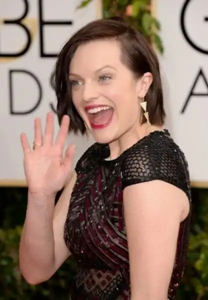 elisabeth moss golden globes red carpet mani cam gi 