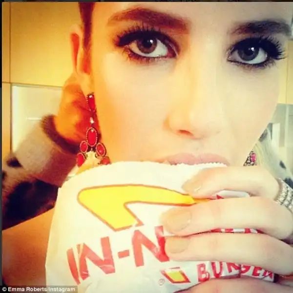 EMMA ROBERTS SI MANGIA UN HAMBURGER 