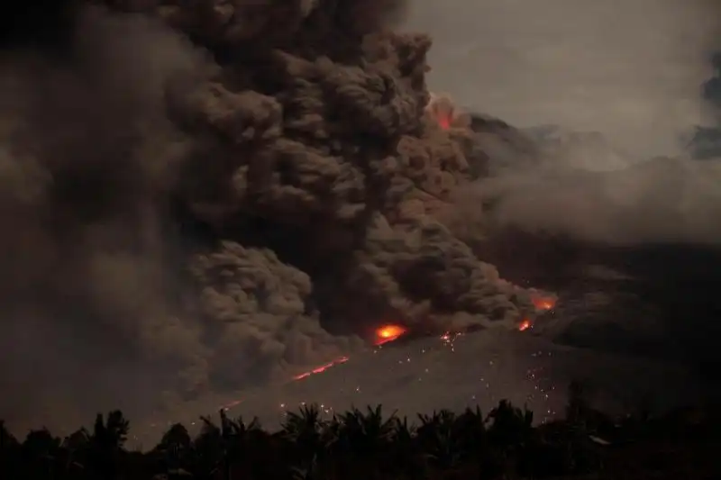 Eruzione del Monte Sinabung in Indonesia 