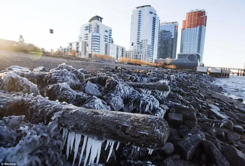 Forme strane sulle rive dell East River a New York 