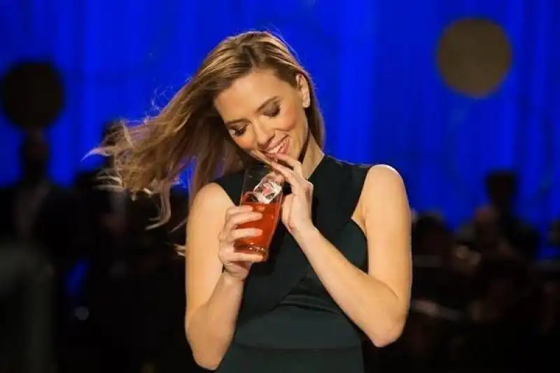 FOTOMONTAGGI SU SCARLETT JOHANSSON TESTIMONIAL SODASTREAM 